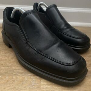 Ecco Helsinki 2 Apron Toe Leather Slip On Men’s Dress Shoes in Black